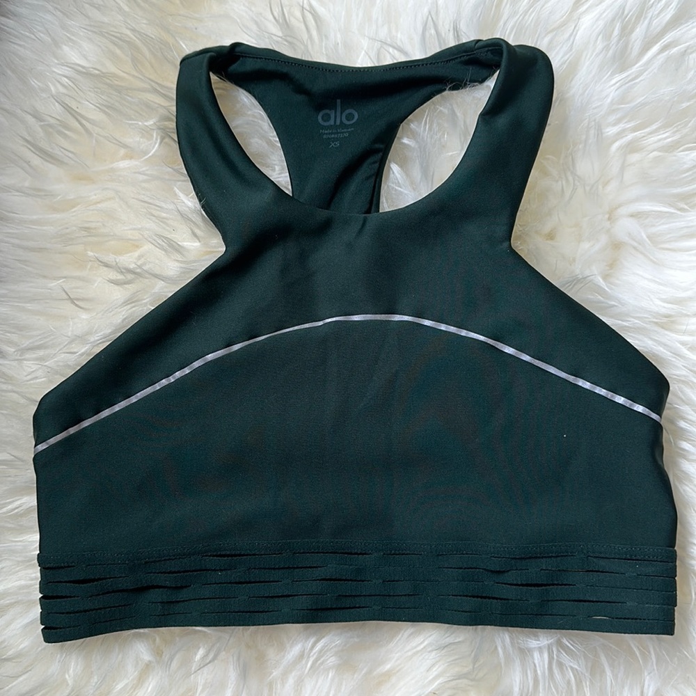ALO YOGA REFLECTIVE SEQUENCE BRA IN GREEN SIZE XS